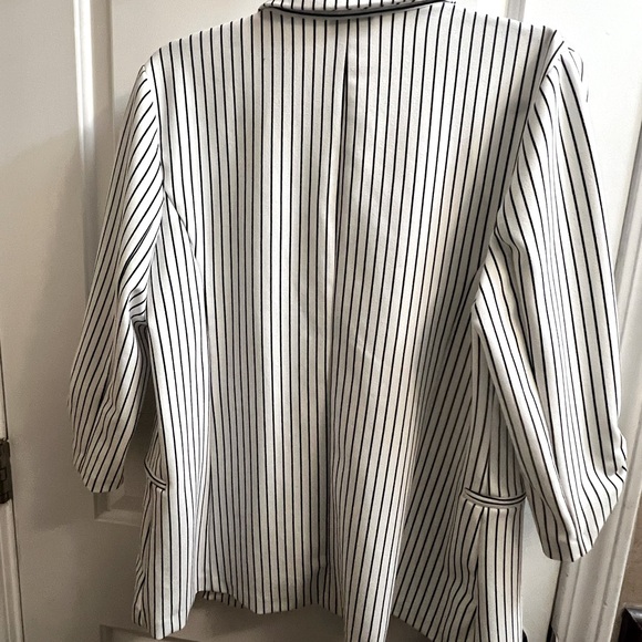 Loose blazer. White with black stripes. Excellent condition - Picture 3 of 4
